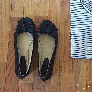 Black bow flat
